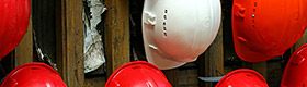 Mise à disposition de casques de protection sur un chantier de construction