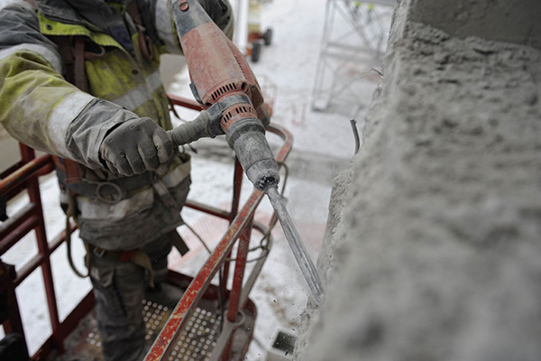 Opérateur utilisant un perforateur à béton