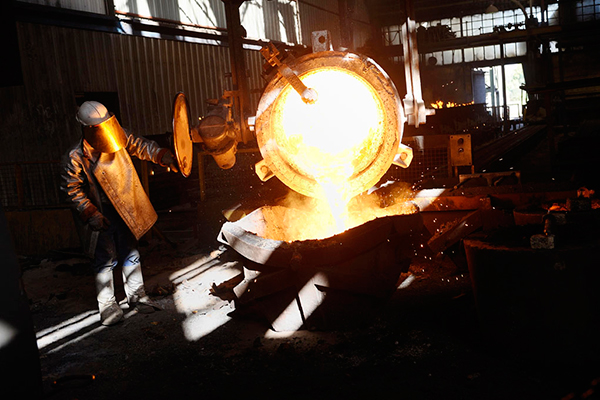 Coulée de métal en fusion dans une fonderie