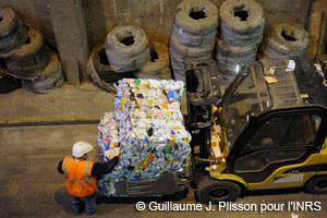 Transport d'une balle de déchets